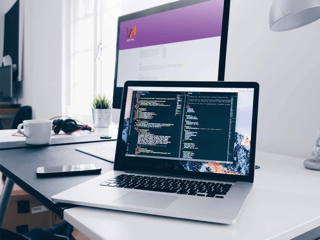 {"type":"elementor","siteurl":"https://globeview.dets.nl/wp-json/","elements":[{"id":"3a086bfa","elType":"widget","isInner":false,"isLocked":false,"settings":{"editor":"<h1><b>Hoeveel Kost Het om een Website te Laten Maken?</b></h1><p><span style=\"background-color: transparent; color: #000000; font-family: Arial, sans-serif; font-size: 11pt; font-style: normal; font-weight: 400; white-space-collapse: preserve; text-align: var(--text-align);\">Een website creëren is een essentiële stap voor elk bedrijf, organisatie of individu dat een online aanwezigheid wil opbouwen. Maar een van de meest gestelde vragen bij het maken van een website is: Hoeveel kost het? </span></p><p dir=\"ltr\" style=\"line-height: 1.38; margin-top: 12pt; margin-bottom: 12pt;\"><span style=\"font-size: 11pt; font-family: Arial, sans-serif; color: #000000; background-color: transparent; font-weight: 400; font-style: normal; font-variant-numeric: normal; font-variant-east-asian: normal; font-variant-alternates: normal; font-variant-position: normal; font-variant-emoji: normal; white-space-collapse: preserve;\">In deze gids bespreken we de verschillende factoren die de kosten van het maken van een website beïnvloeden en helpen we je de verschillende componenten te begrijpen die bij het bouwen van een website komen kijken.</span></p><p dir=\"ltr\" style=\"line-height: 1.38; margin-top: 12pt; margin-bottom: 12pt;\"><span style=\"font-size: 11pt; font-family: Arial, sans-serif; color: #000000; background-color: transparent; font-weight: 400; font-style: normal; font-variant-numeric: normal; font-variant-east-asian: normal; font-variant-alternates: normal; font-variant-position: normal; font-variant-emoji: normal; white-space-collapse: preserve;\">Of je nu een professionele webontwikkelaar wilt inhuren of zelf een website wilt maken met DIY-platforms, deze gids biedt waardevolle inzichten in de kosten die gepaard gaan met het maken van een website. </span></p><p> </p><p><a href=\"https://globeview.dets.nl/wp-content/uploads/2021/08/dennis-kantoor.jpg\"><img src=\"https://globeview.dets.nl/wp-content/uploads/2021/08/dennis-kantoor.jpg\" alt=\"\" width=\"1920\" height=\"903\" /></a></p><h2><b>Waarom Verschillen de Kosten van Websites? </b></h2><p><span style=\"font-weight: 400;\">De kosten van het maken van een website kunnen aanzienlijk variëren, afhankelijk van verschillende factoren, zoals de complexiteit, functionaliteit en het ontwerp van de website. Het type platform dat wordt gebruikt om de website te bouwen, speelt ook een grote rol in het bepalen van de kosten. Het inhuren van een professionele webontwikkelaar om een op maat gemaakte website vanaf nul te maken, zal bijvoorbeeld duurder zijn dan het gebruik van DIY-platforms zoals WordPress of Wix. </span></p><p><span style=\"font-weight: 400;\">Een andere factor die de kosten van een website beïnvloedt, is de omvang en reikwijdte van het project. Een eenvoudige informatieve website met een paar pagina's kost minder dan een e-commerce site met honderden producten en complexe functies. </span></p><p><span style=\"font-weight: 400;\">Daarnaast dragen extra diensten zoals webhosting, domeinnaamregistratie en doorlopend onderhoud ook bij aan de totale kosten van het maken van een website. Het is belangrijk om zorgvuldig je specifieke behoeften en budget te overwegen voordat je beslist welk type website je wilt maken. Door de verschillende factoren die de kosten beïnvloeden te begrijpen, kun je een weloverwogen beslissing nemen en de beste optie kiezen voor je bedrijf of persoonlijke merk.</span></p><h2><b>Wat Kost het om een Professionele Webontwikkelaar in te Huren?</b></h2><p> </p><p><span style=\"font-weight: 400;\">Er zijn verschillende factoren die de kosten bepalen van het inhuren van een professionele webontwikkelaar. Hier zijn enkele belangrijke overwegingen: </span></p><h3><b>Ervaring en expertise </b></h3><p><span style=\"font-weight: 400;\">De ervaring en expertise van een webontwikkelaar hebben een grote invloed op de kosten van hun diensten. Ontwikkelaars met jarenlange ervaring en een bewezen staat van dienst vragen vaak hogere tarieven vanwege hun vermogen om efficiënt werk van hoge kwaliteit te leveren. </span></p><p><span style=\"font-weight: 400;\">Ze brengen een schat aan kennis mee op het gebied van programmeertalen, ontwerpprincipes en probleemoplossing, wat zorgt voor een soepel ontwikkelingsproces. </span></p><p><span style=\"font-weight: 400;\">Aan de andere kant kan het inhuren van een minder ervaren ontwikkelaar minder kosten, maar dit kan leiden tot langere ontwikkelingstijden of beperkte functionaliteit. Het is essentieel om je projectvereisten in balans te brengen met de vaardigheden van de ontwikkelaar om de beste waarde voor je investering te garanderen. </span></p><h3><b>Basiswebsites</b></h3><p><span style=\"font-weight: 400;\">Een basiswebsite met enkele pagina's en eenvoudige functies kost minder dan een op maat gemaakte website. Deze websites worden meestal gebouwd met vooraf ontworpen sjablonen, wat de tijd en inspanning voor ontwikkeling vermindert. </span></p><p><span style=\"font-weight: 400;\">Daarnaast bieden platforms zoals WordPress, Wix en Squarespace een doe-het-zelf-oplossing die zeer kosteneffectief en gebruiksvriendelijk is. Het nadeel van deze platforms is echter dat ze beperkte aanpassingsopties bieden, waardoor het moeilijk is om een uniek ontwerp te realiseren. </span></p><p><span style=\"font-weight: 400;\">Bovendien moet je mogelijk extra add-ons of plug-ins aanschaffen om gewenste functies toe te voegen, wat de kosten van het gebruik van deze platforms kan verhogen.</span></p><h3><b>Maatwerk websites</b></h3><p><span style=\"font-weight: 400;\">Maatwerk websites bieden meer flexibiliteit en aanpassingsmogelijkheden in vergelijking met basiswebsites. Daardoor zijn ze meestal duurder. Met een maatwerk website heb je echter volledige controle over het ontwerp en de functionaliteit van je site. </span></p><p><span style=\"font-weight: 400;\">Dit type website is ideaal voor bedrijven die unieke ontwerpen en complexe functies nodig hebben die zijn afgestemd op hun specifieke behoeften. </span></p><p><span style=\"font-weight: 400;\">Bovendien worden maatwerk websites vanaf nul gebouwd met programmeertalen zoals HTML, CSS en JavaScript. Dit vereist gevorderde vaardigheden en een tijdsinvestering van de webontwikkelaar, wat bijdraagt aan de hogere kosten. </span></p><h3><b>Complexiteit van het project</b></h3><p><span style=\"font-weight: 400;\">De complexiteit van de website is een andere belangrijke factor die de kosten beïnvloedt. Websites met eenvoudige ontwerpen, basisfunctionaliteiten en minimale functies kosten minder dan complexe websites met geavanceerde functies en maatwerk codering. </span></p><p><span style=\"font-weight: 400;\">Een voorbeeld: een e-commerce website met een winkelwagentje, betalingsgateway-integratie, productfilters en sorteeropties zal meer kosten dan een eenvoudige informatieve website. </span></p><p><span style=\"font-weight: 400;\">Het is belangrijk om je projectvereisten duidelijk te communiceren en het niveau van complexiteit met je webontwikkelaar te bespreken om transparantie in de prijsstelling te waarborgen. </span></p><h3><b>Tijdschema voor voltooiing</b></h3><p><span style=\"font-weight: 400;\">Het tijdschema voor het voltooien van een website heeft ook invloed op de kosten. Spoedprojecten of strakke deadlines kunnen extra middelen van de ontwikkelaar vereisen, wat de totale kosten van het project kan verhogen. </span></p><p><span style=\"font-weight: 400;\">Daarnaast, als de website frequente updates en onderhoud nodig heeft, kunnen doorlopende kosten ook worden opgenomen in de uiteindelijke prijs. </span></p><p><span style=\"font-weight: 400;\">Het is essentieel om de tijdlijn voor je project met je webontwikkelaar te bespreken en een redelijke deadline af te spreken die voor beide partijen werkt.</span></p><h3><b>Doorlopend onderhoud en ondersteuning</b></h3><p><span style=\"font-weight: 400;\">Na de lancering van je website is doorlopend onderhoud en ondersteuning nodig om ervoor te zorgen dat alles soepel blijft werken. Dit omvat beveiligingsupdates, bugfixes en het bijwerken van content. </span></p><p><span style=\"font-weight: 400;\">Sommige webontwikkelaars bieden doorlopende onderhoudsdiensten tegen een extra vergoeding, terwijl anderen mogelijk een eenmalige vergoeding vragen voor deze services. Het is belangrijk om dit van tevoren met je ontwikkelaar te verduidelijken om onverwachte kosten in de toekomst te vermijden. </span></p><p><span style=\"font-weight: 400;\">Bovendien is het altijd een goed idee om een onderhoudsplan te hebben om ervoor te zorgen dat je website functioneel en up-to-date blijft.</span></p><p> </p><h2><b>Gemiddelde kosten van het maken van een website </b></h2><p><span style=\"font-weight: 400;\">De kosten voor het bouwen van een website kunnen sterk variëren, van €250 tot meer dan €40.000, afhankelijk van verschillende factoren. </span></p><p><span style=\"font-weight: 400;\">Dit zijn onder andere je budget, de complexiteit van het ontwerp, de benodigde functies en functionaliteiten, het niveau van maatwerk en de gekozen ontwikkelingsmethode. </span></p><p><span style=\"font-weight: 400;\">Een doe-het-zelf-optie met een websitebouwer of een vooraf ontworpen template kost doorgaans tussen de €250 en €750. Het inhuren van een ontwikkelaar om een standaardtemplate aan te passen kan variëren van €750 tot €2.500. </span></p><p><span style=\"font-weight: 400;\">Voor een volledig op maat gemaakte website gemaakt door een professioneel webdesignbureau starten de kosten vanaf €5.000 en kunnen ze oplopen tot meer dan €40.000. De uiteindelijke kosten hangen af van de inspanning en expertise die nodig zijn om je doelen te bereiken, dus het is belangrijk om je behoeften zorgvuldig te beoordelen. </span></p><h2><b>Zijn hogere kosten gelijk aan betere kwaliteit? </b></h2><p><span style=\"font-weight: 400;\">De kosten van een website staan niet altijd gelijk aan de kwaliteit. Het is misschien verleidelijk om te denken dat een hogere prijs betere kwaliteit betekent, maar dat is niet altijd het geval. </span></p><p><span style=\"font-weight: 400;\">Sommige ontwikkelaars vragen meer vanwege hun ervaring en expertise, terwijl anderen lagere tarieven hebben maar toch werk van hoge kwaliteit leveren. Het is belangrijk om potentiële ontwikkelaars grondig te onderzoeken, om referenties te vragen en hun portfolio te bekijken voordat je een beslissing neemt op basis van alleen de kosten. </span></p><p><span style=\"font-weight: 400;\">Denk ook goed na over je budget en projectvereisten. Het is essentieel om een balans te vinden tussen kosten en kwaliteit die het beste bij je past. </span></p><p><span style=\"font-weight: 400;\">Bovendien is een website een investering die op de lange termijn rendement kan opleveren voor je bedrijf. Het is belangrijk om het zo te zien en prioriteit te geven aan het vinden van de juiste ontwikkelaar met de vaardigheden en ervaring die nodig zijn om een succesvolle website voor jouw merk te creëren.</span></p><h2><b>Hoe Kies Je de Juiste Ontwikkelaar</b></h2><p> </p><p><span style=\"font-weight: 400;\">et kiezen van een webontwikkelaar vereist het overwegen van een paar belangrijke factoren, zoals hun ervaring, portfolio en communicatieve vaardigheden. Hier zijn enkele tips om je te helpen de juiste ontwikkelaar voor jouw project te kiezen: </span></p><h3><b>Onderzoek en vergelijk meerdere ontwikkelaars </b></h3><p><span style=\"font-weight: 400;\">Begin met het samenstellen van een lijst van potentiële ontwikkelaars via aanbevelingen, online zoekopdrachten of platforms zoals LinkedIn en freelance-websites. Kijk naar hun expertise, lees recensies en vergelijk hun portfolio’s om hun vaardigheden te beoordelen. </span></p><p><span style=\"font-weight: 400;\">Controleer of hun afgeronde projecten aansluiten op de stijl en functionaliteit die je voor je website in gedachten hebt. Vergelijk daarnaast prijsstructuren en aangeboden diensten om de beste match te vinden voor jouw budget en behoeften. </span></p><p><span style=\"font-weight: 400;\">De tijd nemen om meerdere opties te onderzoeken zorgt ervoor dat je een ontwikkelaar kiest met de vaardigheden, betrouwbaarheid en creativiteit die nodig zijn voor het succes van jouw project. </span></p><h3><b>Vraag om referenties en bekijk hun portfolio </b></h3><p><span style=\"font-weight: 400;\">Referenties en portfolio’s zijn cruciaal bij het beoordelen van de geloofwaardigheid en expertise van een webontwikkelaar. Neem contact op met hun eerdere klanten of bekijk recensies om inzicht te krijgen in de kwaliteit van hun werk, hun communicatieve vaardigheden en professionaliteit. </span></p><p><span style=\"font-weight: 400;\">Het is ook belangrijk om hun portfolio te bekijken om te zien of ze ervaring hebben met projecten die vergelijkbaar zijn met die van jou. Dit geeft je een idee van wat ze kunnen leveren en of het overeenkomt met jouw projectdoelen. </span></p><p><span style=\"font-weight: 400;\">Bovendien kan het bekijken van hun eerdere werk ook nieuwe ideeën inspireren en je helpen je visie beter te communiceren aan de ontwikkelaar. </span></p><h3><b>Bespreek je projectvereisten en verwachtingen grondig </b></h3><p><span style=\"font-weight: 400;\">Duidelijke communicatie is essentieel in elke samenwerking, vooral bij het ontwikkelen van een website. Zorg ervoor dat je je projectvereisten en verwachtingen bespreekt met potentiële ontwikkelaars voordat je een beslissing neemt. </span></p><p><span style=\"font-weight: 400;\">Wees specifiek over wat je nodig hebt van je website, inclusief designelementen, functies, functionaliteit en budget. Dit zorgt ervoor dat beide partijen op dezelfde lijn zitten en minimaliseert misverstanden of onverwachte kosten later in het proces. </span></p><p><span style=\"font-weight: 400;\">Het bespreken van je verwachtingen vooraf zorgt bovendien voor een betere planning en tijdsbeheer tijdens het ontwikkelingsproces.</span></p><h3><b>Bespreek de tijdlijn, kosten en onderhoudsdiensten vooraf</b></h3><p><span style=\"font-weight: 400;\">Een duidelijk inzicht in de tijdlijn, kosten en onderhoudsdiensten is essentieel om verrassingen tijdens en na de ontwikkeling van je website te voorkomen. Bespreek de geschatte opleverdatum van het project en zorg ervoor dat deze aansluit bij je doelen.</span></p><p><span style=\"font-weight: 400;\">Wees transparant over je budget en bevestig dat alle kosten, inclusief mogelijke extra functies, zijn meegenomen. Vraag daarnaast naar onderhoudsdiensten na de lancering, zoals updates, het oplossen van bugs of hostingondersteuning.</span></p><p><span style=\"font-weight: 400;\">Door deze aspecten vooraf te bespreken, bouw je vertrouwen op, zorg je voor een soepelere samenwerking en leg je een betrouwbare basis voor het succes van je website.</span></p><h3><b>Kies een ontwikkelaar met ervaring in jouw branche of soortgelijke projecten</b></h3><p><span style=\"font-weight: 400;\">Hoewel het niet per se nodig is om een ontwikkelaar met specifieke branche-ervaring in te huren, kan het wel voordelig zijn. Een ontwikkelaar die aan vergelijkbare projecten heeft gewerkt, begrijpt beter je doelgroep en bedrijfsdoelen, wat leidt tot effectievere websiteontwerpen en functionaliteit.</span></p><p><span style=\"font-weight: 400;\">Bovendien kunnen ze specifieke kennis of tools hebben die relevant zijn voor jouw branche, wat tijd kan besparen tijdens het ontwikkelproces.</span></p><p><span style=\"font-weight: 400;\">Dit zijn enkele belangrijke overwegingen bij het kiezen van een webontwikkelaar voor je project. Onthoud dat de juiste ontwikkelaar niet altijd degene met de laagste of hoogste prijs is, maar degene die kwaliteitswerk kan leveren binnen je budget en effectief aan je projectvereisten voldoet.</span></p><h2><b>Wat moet ik opnemen in mijn projectbudget? </b></h2><p><span style=\"font-weight: 400;\">Bij het opstellen van een budget voor je websiteproject is het belangrijk om rekening te houden met alle benodigde onderdelen en mogelijke kosten. Hier zijn enkele belangrijke elementen die je in je projectbudget moet opnemen: </span></p><ul><li style=\"font-weight: 400;\" aria-level=\"1\"><span style=\"font-weight: 400;\">Domeinnaamregistratie </span></li><li style=\"font-weight: 400;\" aria-level=\"1\"><span style=\"font-weight: 400;\">Webhostingkosten </span></li><li style=\"font-weight: 400;\" aria-level=\"1\"><span style=\"font-weight: 400;\">Websiteontwerp- en ontwikkelingsdiensten </span></li><li style=\"font-weight: 400;\" aria-level=\"1\"><span style=\"font-weight: 400;\">Contentcreatie (tekstschrijven, afbeeldingen, video's) </span></li><li style=\"font-weight: 400;\" aria-level=\"1\"><span style=\"font-weight: 400;\">Doorlopende onderhoud en updates </span></li></ul><p><span style=\"font-weight: 400;\">Het is ook belangrijk om een deel van je budget te reserveren voor onvoorziene kosten of extra functies die tijdens het ontwikkelingsproces kunnen ontstaan. </span></p><p><span style=\"font-weight: 400;\">Denk daarnaast aan het langetermijnrendement van je investering bij het bepalen van je budget. Een hoogwaardige website kan aanzienlijke voordelen opleveren voor je bedrijf, zoals meer verkeer en conversies. Het is dus de moeite waard om te investeren in kwalitatieve diensten binnen je mogelijkheden.</span></p><p> </p><p> </p><h2><b>Fouten om te vermijden bij het kiezen van een webontwikkelaar</b></h2><p><span style=\"font-weight: 400;\">Hier zijn enkele veelvoorkomende fouten die je moet vermijden bij het kiezen van een webontwikkelaar voor je project:</span></p><ul><li style=\"font-weight: 400;\" aria-level=\"1\"><b>Kiezen uitsluitend op basis van kosten</b><span style=\"font-weight: 400;\">: Hoewel het belangrijk is om binnen je budget te blijven, moet je niet inleveren op kwaliteit voor een lagere prijs. Low-budgetontwikkelaars hebben mogelijk niet de benodigde vaardigheden of ervaring om een succesvolle website te leveren.</span></li><li style=\"font-weight: 400;\" aria-level=\"1\"><b>Niet onderzoeken en vergelijken</b><span style=\"font-weight: 400;\">: Overhaast een beslissing nemen zonder meerdere ontwikkelaars te onderzoeken en te vergelijken kan ertoe leiden dat je de verkeerde keuze maakt voor je project.</span></li><li style=\"font-weight: 400;\" aria-level=\"1\"><b>Verwachtingen of vereisten niet in detail bespreken</b><span style=\"font-weight: 400;\">: Slechte communicatie kan leiden tot misverstanden, onverwachte kosten en vertragingen in het ontwikkelingsproces.</span></li><li style=\"font-weight: 400;\" aria-level=\"1\"><b>Verwaarlozen van doorlopende onderhoudsdiensten</b><span style=\"font-weight: 400;\">: Een website vereist continue updates en onderhoud voor optimale prestaties, dus het is belangrijk om deze diensten mee te nemen bij de keuze van een ontwikkelaar.</span></li><li style=\"font-weight: 400;\" aria-level=\"1\"><b>Geen rekening houden met ervaring in jouw branche of soortgelijke projecten</b><span style=\"font-weight: 400;\">: Een ontwikkelaar met ervaring in jouw branche of soortgelijke projecten kan waardevolle inzichten en expertise bieden.</span></li></ul><p> </p><p><span style=\"font-weight: 400;\">Het vermijden van deze fouten kan je tijd, geld en frustratie besparen op de lange termijn, dus neem de tijd om een weloverwogen beslissing te nemen bij het kiezen van een webontwikkelaar voor je project.</span></p><h2><b>Veelgestelde vragen</b></h2><h3><b>Welke specifieke vaardigheden moet ik zoeken in een webontwikkelaar?</b></h3><p><span style=\"font-weight: 400;\">Bij het inhuren van een webontwikkelaar zijn enkele belangrijke technische vaardigheden om naar te zoeken onder andere kennis van programmeertalen zoals HTML, CSS en JavaScript, evenals ervaring met contentmanagementsystemen (CMS) zoals WordPress of Shopify. Daarnaast zijn zachte vaardigheden zoals communicatie en tijdmanagement ook belangrijk.</span></p><h3><b>Hoe kan ik effectieve communicatie met mijn gekozen webontwikkelaar waarborgen?</b></h3><p><span style=\"font-weight: 400;\">Communicatie is cruciaal in elke samenwerking, dus het is belangrijk om vanaf het begin duidelijke communicatielijnen vast te stellen. Plan regelmatige overleggen of vergaderingen, gebruik projectmanagementtools om voortgang bij te houden en wijzigingen te bespreken, en zorg ervoor dat beide partijen een grondig begrip hebben van de verwachtingen.</span></p><h3><b>Kan ik wijzigingen aanbrengen aan mijn website nadat deze is gelanceerd?</b></h3><p><span style=\"font-weight: 400;\">Ja, je kunt wijzigingen aanbrengen aan je website na de lancering. Afhankelijk van de complexiteit van de wijzigingen kan dit echter extra tijd en kosten met zich meebrengen. Het is belangrijk om dit vooraf met je ontwikkelaar te bespreken en eventuele updates of wijzigingen mee te nemen in je projectbudget.</span></p><h2><b>Conclusie</b></h2><p><span style=\"font-weight: 400;\">Het kiezen van de juiste webontwikkelaar is een cruciale stap in het bouwen van een succesvolle website voor je bedrijf. Door rekening te houden met factoren zoals ervaring, communicatieve vaardigheden en begrip van je projectvereisten kun je een weloverwogen beslissing nemen die leidt tot een hoogwaardige en effectieve website.</span></p><p><span style=\"font-weight: 400;\">Transparant zijn over je budget en verwachtingen bespreken vooraf kan helpen om een sterke basis voor samenwerking te leggen en onverwachte kosten te minimaliseren. Vergeet niet om veelvoorkomende fouten te vermijden en voortdurend te communiceren met je gekozen ontwikkelaar voor een soepel en succesvol ontwikkelingsproces.</span></p><p><span style=\"font-weight: 400;\">Neem dus de tijd om potentiële ontwikkelaars zorgvuldig te evalueren en kies er een die aan al je criteria voldoet voor een succesvolle samenwerking. Met deze tips ben je op weg naar het creëren van een impactvolle en succesvolle website voor je bedrijf. Veel succes met ontwikkelen!</span></p>","eael_tooltip_section_content":"I am a tooltip","typography_typography":"custom","typography_font_weight":"500","custom_css":"selector h1,h2,h3 {\n letter-spacing: -1px;\n \n \n}","drop_cap":"","text_columns":"","text_columns_widescreen":"","text_columns_laptop":"","text_columns_tablet":"","text_columns_mobile_extra":"","text_columns_mobile":"","column_gap":{"unit":"px","size":"","sizes":[]},"column_gap_widescreen":{"unit":"px","size":"","sizes":[]},"column_gap_laptop":{"unit":"px","size":"","sizes":[]},"column_gap_tablet":{"unit":"px","size":"","sizes":[]},"column_gap_mobile_extra":{"unit":"px","size":"","sizes":[]},"column_gap_mobile":{"unit":"px","size":"","sizes":[]},"align":"","align_widescreen":"","align_laptop":"","align_tablet":"","align_mobile_extra":"","align_mobile":"","text_color":"","typography_font_family":"","typography_font_size":{"unit":"px","size":"","sizes":[]},"typography_font_size_widescreen":{"unit":"px","size":"","sizes":[]},"typography_font_size_laptop":{"unit":"px","size":"","sizes":[]},"typography_font_size_tablet":{"unit":"px","size":"","sizes":[]},"typography_font_size_mobile_extra":{"unit":"px","size":"","sizes":[]},"typography_font_size_mobile":{"unit":"px","size":"","sizes":[]},"typography_text_transform":"","typography_font_style":"","typography_text_decoration":"","typography_line_height":{"unit":"px","size":"","sizes":[]},"typography_line_height_widescreen":{"unit":"px","size":"","sizes":[]},"typography_line_height_laptop":{"unit":"px","size":"","sizes":[]},"typography_line_height_tablet":{"unit":"em","size":"","sizes":[]},"typography_line_height_mobile_extra":{"unit":"px","size":"","sizes":[]},"typography_line_height_mobile":{"unit":"em","size":"","sizes":[]},"typography_letter_spacing":{"unit":"px","size":"","sizes":[]},"typography_letter_spacing_widescreen":{"unit":"px","size":"","sizes":[]},"typography_letter_spacing_laptop":{"unit":"px","size":"","sizes":[]},"typography_letter_spacing_tablet":{"unit":"px","size":"","sizes":[]},"typography_letter_spacing_mobile_extra":{"unit":"px","size":"","sizes":[]},"typography_letter_spacing_mobile":{"unit":"px","size":"","sizes":[]},"typography_word_spacing":{"unit":"px","size":"","sizes":[]},"typography_word_spacing_widescreen":{"unit":"px","size":"","sizes":[]},"typography_word_spacing_laptop":{"unit":"px","size":"","sizes":[]},"typography_word_spacing_tablet":{"unit":"em","size":"","sizes":[]},"typography_word_spacing_mobile_extra":{"unit":"px","size":"","sizes":[]},"typography_word_spacing_mobile":{"unit":"em","size":"","sizes":[]},"text_shadow_text_shadow_type":"","text_shadow_text_shadow":{"horizontal":0,"vertical":0,"blur":10,"color":"rgba(0,0,0,0.3)"},"paragraph_spacing":{"unit":"px","size":"","sizes":[]},"paragraph_spacing_widescreen":{"unit":"px","size":"","sizes":[]},"paragraph_spacing_laptop":{"unit":"px","size":"","sizes":[]},"paragraph_spacing_tablet":{"unit":"px","size":"","sizes":[]},"paragraph_spacing_mobile_extra":{"unit":"px","size":"","sizes":[]},"paragraph_spacing_mobile":{"unit":"px","size":"","sizes":[]},"drop_cap_view":"default","drop_cap_primary_color":"","drop_cap_secondary_color":"","drop_cap_shadow_text_shadow_type":"","drop_cap_shadow_text_shadow":{"horizontal":0,"vertical":0,"blur":10,"color":"rgba(0,0,0,0.3)"},"drop_cap_size":{"unit":"px","size":5,"sizes":[]},"drop_cap_space":{"unit":"px","size":10,"sizes":[]},"drop_cap_border_radius":{"unit":"%","size":"","sizes":[]},"drop_cap_border_width":{"unit":"px","top":"","right":"","bottom":"","left":"","isLinked":true},"drop_cap_typography_typography":"","drop_cap_typography_font_family":"","drop_cap_typography_font_size":{"unit":"px","size":"","sizes":[]},"drop_cap_typography_font_size_widescreen":{"unit":"px","size":"","sizes":[]},"drop_cap_typography_font_size_laptop":{"unit":"px","size":"","sizes":[]},"drop_cap_typography_font_size_tablet":{"unit":"px","size":"","sizes":[]},"drop_cap_typography_font_size_mobile_extra":{"unit":"px","size":"","sizes":[]},"drop_cap_typography_font_size_mobile":{"unit":"px","size":"","sizes":[]},"drop_cap_typography_font_weight":"","drop_cap_typography_text_transform":"","drop_cap_typography_font_style":"","drop_cap_typography_text_decoration":"","drop_cap_typography_line_height":{"unit":"px","size":"","sizes":[]},"drop_cap_typography_line_height_widescreen":{"unit":"px","size":"","sizes":[]},"drop_cap_typography_line_height_laptop":{"unit":"px","size":"","sizes":[]},"drop_cap_typography_line_height_tablet":{"unit":"em","size":"","sizes":[]},"drop_cap_typography_line_height_mobile_extra":{"unit":"px","size":"","sizes":[]},"drop_cap_typography_line_height_mobile":{"unit":"em","size":"","sizes":[]},"drop_cap_typography_word_spacing":{"unit":"px","size":"","sizes":[]},"drop_cap_typography_word_spacing_widescreen":{"unit":"px","size":"","sizes":[]},"drop_cap_typography_word_spacing_laptop":{"unit":"px","size":"","sizes":[]},"drop_cap_typography_word_spacing_tablet":{"unit":"em","size":"","sizes":[]},"drop_cap_typography_word_spacing_mobile_extra":{"unit":"px","size":"","sizes":[]},"drop_cap_typography_word_spacing_mobile":{"unit":"em","size":"","sizes":[]},"_title":"","_margin":{"unit":"px","top":"","right":"","bottom":"","left":"","isLinked":true},"_margin_widescreen":{"unit":"px","top":"","right":"","bottom":"","left":"","isLinked":true},"_margin_laptop":{"unit":"px","top":"","right":"","bottom":"","left":"","isLinked":true},"_margin_tablet":{"unit":"px","top":"","right":"","bottom":"","left":"","isLinked":true},"_margin_mobile_extra":{"unit":"px","top":"","right":"","bottom":"","left":"","isLinked":true},"_margin_mobile":{"unit":"px","top":"","right":"","bottom":"","left":"","isLinked":true},"_padding":{"unit":"px","top":"","right":"","bottom":"","left":"","isLinked":true},"_padding_widescreen":{"unit":"px","top":"","right":"","bottom":"","left":"","isLinked":true},"_padding_laptop":{"unit":"px","top":"","right":"","bottom":"","left":"","isLinked":true},"_padding_tablet":{"unit":"px","top":"","right":"","bottom":"","left":"","isLinked":true},"_padding_mobile_extra":{"unit":"px","top":"","right":"","bottom":"","left":"","isLinked":true},"_padding_mobile":{"unit":"px","top":"","right":"","bottom":"","left":"","isLinked":true},"_element_width":"","_element_width_widescreen":"","_element_width_laptop":"","_element_width_tablet":"","_element_width_mobile_extra":"","_element_width_mobile":"","_element_custom_width":{"unit":"%","size":"","sizes":[]},"_element_custom_width_widescreen":{"unit":"px","size":"","sizes":[]},"_element_custom_width_laptop":{"unit":"px","size":"","sizes":[]},"_element_custom_width_tablet":{"unit":"px","size":"","sizes":[]},"_element_custom_width_mobile_extra":{"unit":"px","size":"","sizes":[]},"_element_custom_width_mobile":{"unit":"px","size":"","sizes":[]},"_flex_align_self":"","_flex_align_self_widescreen":"","_flex_align_self_laptop":"","_flex_align_self_tablet":"","_flex_align_self_mobile_extra":"","_flex_align_self_mobile":"","_flex_order":"","_flex_order_widescreen":"","_flex_order_laptop":"","_flex_order_tablet":"","_flex_order_mobile_extra":"","_flex_order_mobile":"","_flex_order_custom":"","_flex_order_custom_widescreen":"","_flex_order_custom_laptop":"","_flex_order_custom_tablet":"","_flex_order_custom_mobile_extra":"","_flex_order_custom_mobile":"","_flex_size":"","_flex_size_widescreen":"","_flex_size_laptop":"","_flex_size_tablet":"","_flex_size_mobile_extra":"","_flex_size_mobile":"","_flex_grow":1,"_flex_grow_widescreen":"","_flex_grow_laptop":"","_flex_grow_tablet":"","_flex_grow_mobile_extra":"","_flex_grow_mobile":"","_flex_shrink":1,"_flex_shrink_widescreen":"","_flex_shrink_laptop":"","_flex_shrink_tablet":"","_flex_shrink_mobile_extra":"","_flex_shrink_mobile":"","_element_vertical_align":"","_element_vertical_align_widescreen":"","_element_vertical_align_laptop":"","_element_vertical_align_tablet":"","_element_vertical_align_mobile_extra":"","_element_vertical_align_mobile":"","_position":"","_offset_orientation_h":"start","_offset_x":{"unit":"px","size":0,"sizes":[]},"_offset_x_widescreen":{"unit":"px","size":"","sizes":[]},"_offset_x_laptop":{"unit":"px","size":"","sizes":[]},"_offset_x_tablet":{"unit":"px","size":"","sizes":[]},"_offset_x_mobile_extra":{"unit":"px","size":"","sizes":[]},"_offset_x_mobile":{"unit":"px","size":"","sizes":[]},"_offset_x_end":{"unit":"px","size":0,"sizes":[]},"_offset_x_end_widescreen":{"unit":"px","size":"","sizes":[]},"_offset_x_end_laptop":{"unit":"px","size":"","sizes":[]},"_offset_x_end_tablet":{"unit":"px","size":"","sizes":[]},"_offset_x_end_mobile_extra":{"unit":"px","size":"","sizes":[]},"_offset_x_end_mobile":{"unit":"px","size":"","sizes":[]},"_offset_orientation_v":"start","_offset_y":{"unit":"px","size":0,"sizes":[]},"_offset_y_widescreen":{"unit":"px","size":"","sizes":[]},"_offset_y_laptop":{"unit":"px","size":"","sizes":[]},"_offset_y_tablet":{"unit":"px","size":"","sizes":[]},"_offset_y_mobile_extra":{"unit":"px","size":"","sizes":[]},"_offset_y_mobile":{"unit":"px","size":"","sizes":[]},"_offset_y_end":{"unit":"px","size":0,"sizes":[]},"_offset_y_end_widescreen":{"unit":"px","size":"","sizes":[]},"_offset_y_end_laptop":{"unit":"px","size":"","sizes":[]},"_offset_y_end_tablet":{"unit":"px","size":"","sizes":[]},"_offset_y_end_mobile_extra":{"unit":"px","size":"","sizes":[]},"_offset_y_end_mobile":{"unit":"px","size":"","sizes":[]},"_z_index":"","_z_index_widescreen":"","_z_index_laptop":"","_z_index_tablet":"","_z_index_mobile_extra":"","_z_index_mobile":"","_element_id":"","_css_classes":"","e_display_conditions":"","_element_cache":"","eael_wrapper_link_switch":"","eael_wrapper_link":{"url":"","is_external":"","nofollow":"","custom_attributes":""},"eael_wrapper_link_disable_traditional":"","eael_hover_effect_switch":"","eael_hover_effect_enable_live_changes":"","eael_hover_effect_opacity_popover":"","eael_hover_effect_opacity":{"unit":"px","size":0.8,"sizes":[]},"eael_hover_effect_filter_popover":"","eael_hover_effect_blur_is_on":"","eael_hover_effect_blur":{"unit":"px","size":1,"sizes":[]},"eael_hover_effect_contrast_is_on":"","eael_hover_effect_contrast":{"unit":"px","size":80,"sizes":[]},"eael_hover_effect_grayscale_is_on":"","eael_hover_effect_grayscal":{"unit":"px","size":40,"sizes":[]},"eael_hover_effect_invert_is_on":"","eael_hover_effect_invert":{"unit":"px","size":70,"sizes":[]},"eael_hover_effect_saturate_is_on":"","eael_hover_effect_saturate":{"unit":"px","size":50,"sizes":[]},"eael_hover_effect_sepia_is_on":"","eael_hover_effect_sepia":{"unit":"px","size":50,"sizes":[]},"eael_hover_effect_offset_popover":"","eael_hover_effect_offset_left":{"unit":"px","size":5,"sizes":[]},"eael_hover_effect_offset_left_widescreen":{"unit":"px","size":"","sizes":[]},"eael_hover_effect_offset_left_laptop":{"unit":"px","size":"","sizes":[]},"eael_hover_effect_offset_left_tablet":{"unit":"px","size":"","sizes":[]},"eael_hover_effect_offset_left_mobile_extra":{"unit":"px","size":"","sizes":[]},"eael_hover_effect_offset_left_mobile":{"unit":"px","size":"","sizes":[]},"eael_hover_effect_offset_top":{"unit":"px","size":5,"sizes":[]},"eael_hover_effect_offset_top_widescreen":{"unit":"px","size":"","sizes":[]},"eael_hover_effect_offset_top_laptop":{"unit":"px","size":"","sizes":[]},"eael_hover_effect_offset_top_tablet":{"unit":"px","size":"","sizes":[]},"eael_hover_effect_offset_top_mobile_extra":{"unit":"px","size":"","sizes":[]},"eael_hover_effect_offset_top_mobile":{"unit":"px","size":"","sizes":[]},"eael_hover_effect_transform_popover":"","eael_hover_effect_rotate_is_on":"","eael_hover_effect_transform_rotatex":{"unit":"px","size":0,"sizes":[]},"eael_hover_effect_transform_rotatex_widescreen":{"unit":"px","size":"","sizes":[]},"eael_hover_effect_transform_rotatex_laptop":{"unit":"px","size":"","sizes":[]},"eael_hover_effect_transform_rotatex_tablet":{"unit":"px","size":"","sizes":[]},"eael_hover_effect_transform_rotatex_mobile_extra":{"unit":"px","size":"","sizes":[]},"eael_hover_effect_transform_rotatex_mobile":{"unit":"px","size":"","sizes":[]},"eael_hover_effect_transform_rotatey":{"unit":"px","size":0,"sizes":[]},"eael_hover_effect_transform_rotatey_widescreen":{"unit":"px","size":"","sizes":[]},"eael_hover_effect_transform_rotatey_laptop":{"unit":"px","size":"","sizes":[]},"eael_hover_effect_transform_rotatey_tablet":{"unit":"px","size":"","sizes":[]},"eael_hover_effect_transform_rotatey_mobile_extra":{"unit":"px","size":"","sizes":[]},"eael_hover_effect_transform_rotatey_mobile":{"unit":"px","size":"","sizes":[]},"eael_hover_effect_transform_rotatez":{"unit":"px","size":5,"sizes":[]},"eael_hover_effect_transform_rotatez_widescreen":{"unit":"px","size":"","sizes":[]},"eael_hover_effect_transform_rotatez_laptop":{"unit":"px","size":"","sizes":[]},"eael_hover_effect_transform_rotatez_tablet":{"unit":"px","size":"","sizes":[]},"eael_hover_effect_transform_rotatez_mobile_extra":{"unit":"px","size":"","sizes":[]},"eael_hover_effect_transform_rotatez_mobile":{"unit":"px","size":"","sizes":[]},"eael_hover_effect_scale_is_on":"","eael_hover_effect_transform_scalex":{"unit":"px","size":0.9,"sizes":[]},"eael_hover_effect_transform_scalex_widescreen":{"unit":"px","size":"","sizes":[]},"eael_hover_effect_transform_scalex_laptop":{"unit":"px","size":"","sizes":[]},"eael_hover_effect_transform_scalex_tablet":{"unit":"px","size":"","sizes":[]},"eael_hover_effect_transform_scalex_mobile_extra":{"unit":"px","size":"","sizes":[]},"eael_hover_effect_transform_scalex_mobile":{"unit":"px","size":"","sizes":[]},"eael_hover_effect_transform_scaley":{"unit":"px","size":0.9,"sizes":[]},"eael_hover_effect_transform_scaley_widescreen":{"unit":"px","size":"","sizes":[]},"eael_hover_effect_transform_scaley_laptop":{"unit":"px","size":"","sizes":[]},"eael_hover_effect_transform_scaley_tablet":{"unit":"px","size":"","sizes":[]},"eael_hover_effect_transform_scaley_mobile_extra":{"unit":"px","size":"","sizes":[]},"eael_hover_effect_transform_scaley_mobile":{"unit":"px","size":"","sizes":[]},"eael_hover_effect_skew_is_on":"","eael_hover_effect_transform_skewx":{"unit":"px","size":5,"sizes":[]},"eael_hover_effect_transform_skewx_widescreen":{"unit":"px","size":"","sizes":[]},"eael_hover_effect_transform_skewx_laptop":{"unit":"px","size":"","sizes":[]},"eael_hover_effect_transform_skewx_tablet":{"unit":"px","size":"","sizes":[]},"eael_hover_effect_transform_skewx_mobile_extra":{"unit":"px","size":"","sizes":[]},"eael_hover_effect_transform_skewx_mobile":{"unit":"px","size":"","sizes":[]},"eael_hover_effect_transform_skewy":{"unit":"px","size":5,"sizes":[]},"eael_hover_effect_transform_skewy_widescreen":{"unit":"px","size":"","sizes":[]},"eael_hover_effect_transform_skewy_laptop":{"unit":"px","size":"","sizes":[]},"eael_hover_effect_transform_skewy_tablet":{"unit":"px","size":"","sizes":[]},"eael_hover_effect_transform_skewy_mobile_extra":{"unit":"px","size":"","sizes":[]},"eael_hover_effect_transform_skewy_mobile":{"unit":"px","size":"","sizes":[]},"eael_hover_effect_general_settings_duration":{"unit":"px","size":1000,"sizes":[]},"eael_hover_effect_general_settings_delay":{"unit":"px","size":"","sizes":[]},"eael_hover_effect_general_settings_easing":"ease","eael_hover_effect_opacity_popover_hover":"","eael_hover_effect_opacity_hover":{"unit":"px","size":1,"sizes":[]},"eael_hover_effect_filter_hover_popover":"","eael_hover_effect_blur_hover_is_on":"","eael_hover_effect_blur_hover":{"unit":"px","size":0,"sizes":[]},"eael_hover_effect_contrast_hover_is_on":"","eael_hover_effect_contrast_hover":{"unit":"%","size":100,"sizes":[]},"eael_hover_effect_grayscale_hover_is_on":"","eael_hover_effect_grayscal_hover":{"unit":"%","size":0,"sizes":[]},"eael_hover_effect_invert_hover_is_on":"","eael_hover_effect_invert_hover":{"unit":"%","size":0,"sizes":[]},"eael_hover_effect_saturate_hover_is_on":"","eael_hover_effect_saturate_hover":{"unit":"%","size":100,"sizes":[]},"eael_hover_effect_sepia_hover_is_on":"","eael_hover_effect_sepia_hover":{"unit":"px","size":1,"sizes":[]},"eael_hover_effect_offset_hover_popover":"","eael_hover_effect_offset_hover_left":{"unit":"px","size":0,"sizes":[]},"eael_hover_effect_offset_hover_left_widescreen":{"unit":"px","size":"","sizes":[]},"eael_hover_effect_offset_hover_left_laptop":{"unit":"px","size":"","sizes":[]},"eael_hover_effect_offset_hover_left_tablet":{"unit":"px","size":"","sizes":[]},"eael_hover_effect_offset_hover_left_mobile_extra":{"unit":"px","size":"","sizes":[]},"eael_hover_effect_offset_hover_left_mobile":{"unit":"px","size":"","sizes":[]},"eael_hover_effect_offset_hover_top":{"unit":"px","size":0,"sizes":[]},"eael_hover_effect_offset_hover_top_widescreen":{"unit":"px","size":"","sizes":[]},"eael_hover_effect_offset_hover_top_laptop":{"unit":"px","size":"","sizes":[]},"eael_hover_effect_offset_hover_top_tablet":{"unit":"px","size":"","sizes":[]},"eael_hover_effect_offset_hover_top_mobile_extra":{"unit":"px","size":"","sizes":[]},"eael_hover_effect_offset_hover_top_mobile":{"unit":"px","size":"","sizes":[]},"eael_hover_effect_transform_hover_popover":"","eael_hover_effect_rotate_hover_is_on":"","eael_hover_effect_transform_hover_rotatex":{"unit":"px","size":0,"sizes":[]},"eael_hover_effect_transform_hover_rotatex_widescreen":{"unit":"px","size":"","sizes":[]},"eael_hover_effect_transform_hover_rotatex_laptop":{"unit":"px","size":"","sizes":[]},"eael_hover_effect_transform_hover_rotatex_tablet":{"unit":"px","size":"","sizes":[]},"eael_hover_effect_transform_hover_rotatex_mobile_extra":{"unit":"px","size":"","sizes":[]},"eael_hover_effect_transform_hover_rotatex_mobile":{"unit":"px","size":"","sizes":[]},"eael_hover_effect_transform_hover_rotatey":{"unit":"px","size":0,"sizes":[]},"eael_hover_effect_transform_hover_rotatey_widescreen":{"unit":"px","size":"","sizes":[]},"eael_hover_effect_transform_hover_rotatey_laptop":{"unit":"px","size":"","sizes":[]},"eael_hover_effect_transform_hover_rotatey_tablet":{"unit":"px","size":"","sizes":[]},"eael_hover_effect_transform_hover_rotatey_mobile_extra":{"unit":"px","size":"","sizes":[]},"eael_hover_effect_transform_hover_rotatey_mobile":{"unit":"px","size":"","sizes":[]},"eael_hover_effect_transform_hover_rotatez":{"unit":"px","size":0,"sizes":[]},"eael_hover_effect_transform_hover_rotatez_widescreen":{"unit":"px","size":"","sizes":[]},"eael_hover_effect_transform_hover_rotatez_laptop":{"unit":"px","size":"","sizes":[]},"eael_hover_effect_transform_hover_rotatez_tablet":{"unit":"px","size":"","sizes":[]},"eael_hover_effect_transform_hover_rotatez_mobile_extra":{"unit":"px","size":"","sizes":[]},"eael_hover_effect_transform_hover_rotatez_mobile":{"unit":"px","size":"","sizes":[]},"eael_hover_effect_scale_hover_is_on":"","eael_hover_effect_transform_hover_scalex":{"unit":"px","size":1,"sizes":[]},"eael_hover_effect_transform_hover_scalex_widescreen":{"unit":"px","size":"","sizes":[]},"eael_hover_effect_transform_hover_scalex_laptop":{"unit":"px","size":"","sizes":[]},"eael_hover_effect_transform_hover_scalex_tablet":{"unit":"px","size":"","sizes":[]},"eael_hover_effect_transform_hover_scalex_mobile_extra":{"unit":"px","size":"","sizes":[]},"eael_hover_effect_transform_hover_scalex_mobile":{"unit":"px","size":"","sizes":[]},"eael_hover_effect_transform_hover_scaley":{"unit":"px","size":0,"sizes":[]},"eael_hover_effect_transform_hover_scaley_widescreen":{"unit":"px","size":"","sizes":[]},"eael_hover_effect_transform_hover_scaley_laptop":{"unit":"px","size":"","sizes":[]},"eael_hover_effect_transform_hover_scaley_tablet":{"unit":"px","size":"","sizes":[]},"eael_hover_effect_transform_hover_scaley_mobile_extra":{"unit":"px","size":"","sizes":[]},"eael_hover_effect_transform_hover_scaley_mobile":{"unit":"px","size":"","sizes":[]},"eael_hover_effect_skew_hover_is_on":"","eael_hover_effect_transform_hover_skewx":{"unit":"px","size":0,"sizes":[]},"eael_hover_effect_transform_hover_skewx_widescreen":{"unit":"px","size":"","sizes":[]},"eael_hover_effect_transform_hover_skewx_laptop":{"unit":"px","size":"","sizes":[]},"eael_hover_effect_transform_hover_skewx_tablet":{"unit":"px","size":"","sizes":[]},"eael_hover_effect_transform_hover_skewx_mobile_extra":{"unit":"px","size":"","sizes":[]},"eael_hover_effect_transform_hover_skewx_mobile":{"unit":"px","size":"","sizes":[]},"eael_hover_effect_transform_hover_skewy":{"unit":"px","size":0,"sizes":[]},"eael_hover_effect_transform_hover_skewy_widescreen":{"unit":"px","size":"","sizes":[]},"eael_hover_effect_transform_hover_skewy_laptop":{"unit":"px","size":"","sizes":[]},"eael_hover_effect_transform_hover_skewy_tablet":{"unit":"px","size":"","sizes":[]},"eael_hover_effect_transform_hover_skewy_mobile_extra":{"unit":"px","size":"","sizes":[]},"eael_hover_effect_transform_hover_skewy_mobile":{"unit":"px","size":"","sizes":[]},"eael_hover_effect_general_settings_hover_duration":{"unit":"px","size":1000,"sizes":[]},"eael_hover_effect_general_settings_hover_delay":{"unit":"px","size":"","sizes":[]},"eael_hover_effect_general_settings_hover_easing":"ease","eael_hover_effect_hover_tilt":"","eael_smooth_animation_section":"","eael_smooth_animation_event_function":"to","eael_smooth_animation_event_color_setting":"","eael_smooth_animation_event_bg_color":"","eael_smooth_animation_event_transform_setting":"","eael_smooth_animation_event_transform_translatex":{"unit":"px","size":30,"sizes":[]},"eael_smooth_animation_event_transform_translatey":{"unit":"px","size":"","sizes":[]},"eael_smooth_animation_event_transform_opacity":{"unit":"px","size":1,"sizes":[]},"eael_smooth_animation_event_transform_rotate":{"unit":"px","size":"","sizes":[]},"eael_smooth_animation_event_transform_orign_setting":"","eael_smooth_animation_transform_originx":"","eael_smooth_animation_trans_originx_custom":{"unit":"px","size":"","sizes":[]},"eael_smooth_animation_transform_originy":"","eael_smooth_animation_trans_originy_custom":{"unit":"px","size":"","sizes":[]},"eael_smooth_animation_event_scale_setting":"","eael_smooth_animation_event_scalexy":"","eael_smooth_animation_event_scale":{"unit":"px","size":1.3,"sizes":[]},"eael_smooth_animation_event_scalex":{"unit":"px","size":1.3,"sizes":[]},"eael_smooth_animation_event_scaley":{"unit":"px","size":0.8,"sizes":[]},"eael_smooth_animation_event_skew_setting":"","eael_smooth_animation_event_skewx":{"unit":"px","size":5,"sizes":[]},"eael_smooth_animation_event_skewy":{"unit":"px","size":-5,"sizes":[]},"eael_smooth_animation_event_animation_setting":"","eael_smooth_animation_event_animation_easing":"linear","eael_smooth_animation_event_animation_easing_type":"in","eael_smooth_animation_event_animation_yoyo":"true","eael_smooth_animation_event_animation_stagger":"","eael_smooth_animation_event_manual_setting":"","eael_smooth_animation_event_duration":{"unit":"px","size":3,"sizes":[]},"eael_smooth_animation_event_delay":{"unit":"px","size":"","sizes":[]},"eael_smooth_animation_event_loop":10,"eael_smooth_animation_event_core_custom_trigger":"","eael_smooth_animation_scroll_trigger":"","eael_smooth_animation_event_canvas_start":"","eael_smooth_animation_event_canvas_element_start":"","eael_smooth_animation_event_canvas_element_start_custom":{"unit":"px","size":"","sizes":[]},"eael_smooth_animation_event_canvas_controller_start":"","eael_smooth_animation_event_canvas_controller_start_custom":{"unit":"px","size":"","sizes":[]},"eael_smooth_animation_event_canvas_end":"","eael_smooth_animation_event_canvas_element_end":"","eael_smooth_animation_event_canvas_element_end_custom":{"unit":"px","size":"","sizes":[]},"eael_smooth_animation_event_canvas_controller_end":"","eael_smooth_animation_event_canvas_controller_end_custom":{"unit":"px","size":"","sizes":[]},"eael_smooth_animation_event_markers":"","eael_smooth_animation_event_canvas_scrub":"","eael_smooth_animation_event_scrub_settings":"true","eael_smooth_animation_event_canvas_scrub_custom":{"unit":"px","size":"","sizes":[]},"eael_smooth_animation_toggle_actions":"","eael_smooth_animation_toggle_actions_on_enter":"none","eael_smooth_animation_toggle_actions_on_leave":"none","eael_smooth_animation_toggle_actions_on_enter_back":"none","eael_smooth_animation_toggle_actions_on_leave_back":"none","eael_smooth_animation_event_pin":"","eael_smooth_animation_event_pin_setting_default":"","eael_smooth_animation_event_scroll_custom_trigger":"","eael_tooltip_section_enable":"","eael_tooltip_section_position":"top","eael_tooltip_auto_flip":"yes","eael_tooltip_section_animation":"scale","eael_tooltip_section_arrow":true,"eael_tooltip_section_arrow_type":"sharp","eael_tooltip_section_follow_cursor":"false","eael_tooltip_section_trigger":"mouseenter","eael_tooltip_section_duration":300,"eael_tooltip_section_delay":400,"eael_tooltip_section_size":"regular","eael_tooltip_section_typography_typography":"","eael_tooltip_section_typography_font_family":"","eael_tooltip_section_typography_font_size":{"unit":"px","size":"","sizes":[]},"eael_tooltip_section_typography_font_size_widescreen":{"unit":"px","size":"","sizes":[]},"eael_tooltip_section_typography_font_size_laptop":{"unit":"px","size":"","sizes":[]},"eael_tooltip_section_typography_font_size_tablet":{"unit":"px","size":"","sizes":[]},"eael_tooltip_section_typography_font_size_mobile_extra":{"unit":"px","size":"","sizes":[]},"eael_tooltip_section_typography_font_size_mobile":{"unit":"px","size":"","sizes":[]},"eael_tooltip_section_typography_font_weight":"","eael_tooltip_section_typography_text_transform":"","eael_tooltip_section_typography_font_style":"","eael_tooltip_section_typography_text_decoration":"","eael_tooltip_section_typography_line_height":{"unit":"px","size":"","sizes":[]},"eael_tooltip_section_typography_line_height_widescreen":{"unit":"px","size":"","sizes":[]},"eael_tooltip_section_typography_line_height_laptop":{"unit":"px","size":"","sizes":[]},"eael_tooltip_section_typography_line_height_tablet":{"unit":"em","size":"","sizes":[]},"eael_tooltip_section_typography_line_height_mobile_extra":{"unit":"px","size":"","sizes":[]},"eael_tooltip_section_typography_line_height_mobile":{"unit":"em","size":"","sizes":[]},"eael_tooltip_section_typography_letter_spacing":{"unit":"px","size":"","sizes":[]},"eael_tooltip_section_typography_letter_spacing_widescreen":{"unit":"px","size":"","sizes":[]},"eael_tooltip_section_typography_letter_spacing_laptop":{"unit":"px","size":"","sizes":[]},"eael_tooltip_section_typography_letter_spacing_tablet":{"unit":"px","size":"","sizes":[]},"eael_tooltip_section_typography_letter_spacing_mobile_extra":{"unit":"px","size":"","sizes":[]},"eael_tooltip_section_typography_letter_spacing_mobile":{"unit":"px","size":"","sizes":[]},"eael_tooltip_section_typography_word_spacing":{"unit":"px","size":"","sizes":[]},"eael_tooltip_section_typography_word_spacing_widescreen":{"unit":"px","size":"","sizes":[]},"eael_tooltip_section_typography_word_spacing_laptop":{"unit":"px","size":"","sizes":[]},"eael_tooltip_section_typography_word_spacing_tablet":{"unit":"em","size":"","sizes":[]},"eael_tooltip_section_typography_word_spacing_mobile_extra":{"unit":"px","size":"","sizes":[]},"eael_tooltip_section_typography_word_spacing_mobile":{"unit":"em","size":"","sizes":[]},"eael_tooltip_section_background_color":"#000000","eael_tooltip_section_color":"#ffffff","eael_tooltip_section_border_color":"","eael_tooltip_section_border_radius":{"unit":"px","top":"","right":"","bottom":"","left":"","isLinked":true},"eael_tooltip_section_distance":10,"eael_tooltip_section_padding":{"unit":"px","top":"","right":"","bottom":"","left":"","isLinked":true},"eael_tooltip_section_box_shadow_box_shadow_type":"","eael_tooltip_section_box_shadow_box_shadow":{"horizontal":0,"vertical":0,"blur":10,"spread":0,"color":"rgba(0,0,0,0.5)"},"eael_tooltip_section_box_shadow_box_shadow_position":" ","eael_tooltip_section_width":{"unit":"px","size":"350","sizes":[]},"jet_family_widget_is_order_orientaion":"false","jet_family_widget_order_orientaion":"","jet_family_widget_order_orientaion_widescreen":"","jet_family_widget_order_orientaion_laptop":"","jet_family_widget_order_orientaion_tablet":"","jet_family_widget_order_orientaion_mobile_extra":"","jet_family_widget_order_orientaion_mobile":"","jet_family_widget_is_flex_basis":"false","jet_family_widget_flex_basis":{"unit":"px","size":0,"sizes":[]},"jet_family_widget_flex_basis_widescreen":{"unit":"px","size":"","sizes":[]},"jet_family_widget_flex_basis_laptop":{"unit":"px","size":"","sizes":[]},"jet_family_widget_flex_basis_tablet":{"unit":"px","size":"","sizes":[]},"jet_family_widget_flex_basis_mobile_extra":{"unit":"px","size":"","sizes":[]},"jet_family_widget_flex_basis_mobile":{"unit":"px","size":"","sizes":[]},"motion_fx_motion_fx_scrolling":"","motion_fx_translateY_effect":"","motion_fx_translateY_direction":"","motion_fx_translateY_speed":{"unit":"px","size":4,"sizes":[]},"motion_fx_translateY_affectedRange":{"unit":"%","size":"","sizes":{"start":0,"end":100}},"motion_fx_translateX_effect":"","motion_fx_translateX_direction":"","motion_fx_translateX_speed":{"unit":"px","size":4,"sizes":[]},"motion_fx_translateX_affectedRange":{"unit":"%","size":"","sizes":{"start":0,"end":100}},"motion_fx_opacity_effect":"","motion_fx_opacity_direction":"out-in","motion_fx_opacity_level":{"unit":"px","size":10,"sizes":[]},"motion_fx_opacity_range":{"unit":"%","size":"","sizes":{"start":20,"end":80}},"motion_fx_blur_effect":"","motion_fx_blur_direction":"out-in","motion_fx_blur_level":{"unit":"px","size":7,"sizes":[]},"motion_fx_blur_range":{"unit":"%","size":"","sizes":{"start":20,"end":80}},"motion_fx_rotateZ_effect":"","motion_fx_rotateZ_direction":"","motion_fx_rotateZ_speed":{"unit":"px","size":1,"sizes":[]},"motion_fx_rotateZ_affectedRange":{"unit":"%","size":"","sizes":{"start":0,"end":100}},"motion_fx_scale_effect":"","motion_fx_scale_direction":"out-in","motion_fx_scale_speed":{"unit":"px","size":4,"sizes":[]},"motion_fx_scale_range":{"unit":"%","size":"","sizes":{"start":20,"end":80}},"motion_fx_transform_origin_x":"center","motion_fx_transform_origin_y":"center","motion_fx_devices":["widescreen","desktop","laptop","tablet","mobile_extra","mobile"],"motion_fx_range":"","motion_fx_motion_fx_mouse":"","motion_fx_mouseTrack_effect":"","motion_fx_mouseTrack_direction":"","motion_fx_mouseTrack_speed":{"unit":"px","size":1,"sizes":[]},"motion_fx_tilt_effect":"","motion_fx_tilt_direction":"","motion_fx_tilt_speed":{"unit":"px","size":4,"sizes":[]},"handle_motion_fx_asset_loading":"","sticky":"","sticky_on":["widescreen","desktop","laptop","tablet","mobile_extra","mobile"],"sticky_offset":0,"sticky_offset_widescreen":"","sticky_offset_laptop":"","sticky_offset_tablet":"","sticky_offset_mobile_extra":"","sticky_offset_mobile":"","sticky_effects_offset":0,"sticky_effects_offset_widescreen":"","sticky_effects_offset_laptop":"","sticky_effects_offset_tablet":"","sticky_effects_offset_mobile_extra":"","sticky_effects_offset_mobile":"","sticky_anchor_link_offset":0,"sticky_anchor_link_offset_widescreen":"","sticky_anchor_link_offset_laptop":"","sticky_anchor_link_offset_tablet":"","sticky_anchor_link_offset_mobile_extra":"","sticky_anchor_link_offset_mobile":"","sticky_parent":"","_animation":"","_animation_widescreen":"","_animation_laptop":"","_animation_tablet":"","_animation_mobile_extra":"","_animation_mobile":"","animation_duration":"","_animation_delay":"","_transform_rotate_popover":"","_transform_rotateZ_effect":{"unit":"px","size":"","sizes":[]},"_transform_rotateZ_effect_widescreen":{"unit":"deg","size":"","sizes":[]},"_transform_rotateZ_effect_laptop":{"unit":"deg","size":"","sizes":[]},"_transform_rotateZ_effect_tablet":{"unit":"deg","size":"","sizes":[]},"_transform_rotateZ_effect_mobile_extra":{"unit":"deg","size":"","sizes":[]},"_transform_rotateZ_effect_mobile":{"unit":"deg","size":"","sizes":[]},"_transform_rotate_3d":"","_transform_rotateX_effect":{"unit":"px","size":"","sizes":[]},"_transform_rotateX_effect_widescreen":{"unit":"deg","size":"","sizes":[]},"_transform_rotateX_effect_laptop":{"unit":"deg","size":"","sizes":[]},"_transform_rotateX_effect_tablet":{"unit":"deg","size":"","sizes":[]},"_transform_rotateX_effect_mobile_extra":{"unit":"deg","size":"","sizes":[]},"_transform_rotateX_effect_mobile":{"unit":"deg","size":"","sizes":[]},"_transform_rotateY_effect":{"unit":"px","size":"","sizes":[]},"_transform_rotateY_effect_widescreen":{"unit":"deg","size":"","sizes":[]},"_transform_rotateY_effect_laptop":{"unit":"deg","size":"","sizes":[]},"_transform_rotateY_effect_tablet":{"unit":"deg","size":"","sizes":[]},"_transform_rotateY_effect_mobile_extra":{"unit":"deg","size":"","sizes":[]},"_transform_rotateY_effect_mobile":{"unit":"deg","size":"","sizes":[]},"_transform_perspective_effect":{"unit":"px","size":"","sizes":[]},"_transform_perspective_effect_widescreen":{"unit":"px","size":"","sizes":[]},"_transform_perspective_effect_laptop":{"unit":"px","size":"","sizes":[]},"_transform_perspective_effect_tablet":{"unit":"px","size":"","sizes":[]},"_transform_perspective_effect_mobile_extra":{"unit":"px","size":"","sizes":[]},"_transform_perspective_effect_mobile":{"unit":"px","size":"","sizes":[]},"_transform_translate_popover":"","_transform_translateX_effect":{"unit":"px","size":"","sizes":[]},"_transform_translateX_effect_widescreen":{"unit":"px","size":"","sizes":[]},"_transform_translateX_effect_laptop":{"unit":"px","size":"","sizes":[]},"_transform_translateX_effect_tablet":{"unit":"px","size":"","sizes":[]},"_transform_translateX_effect_mobile_extra":{"unit":"px","size":"","sizes":[]},"_transform_translateX_effect_mobile":{"unit":"px","size":"","sizes":[]},"_transform_translateY_effect":{"unit":"px","size":"","sizes":[]},"_transform_translateY_effect_widescreen":{"unit":"px","size":"","sizes":[]},"_transform_translateY_effect_laptop":{"unit":"px","size":"","sizes":[]},"_transform_translateY_effect_tablet":{"unit":"px","size":"","sizes":[]},"_transform_translateY_effect_mobile_extra":{"unit":"px","size":"","sizes":[]},"_transform_translateY_effect_mobile":{"unit":"px","size":"","sizes":[]},"_transform_scale_popover":"","_transform_keep_proportions":"yes","_transform_scale_effect":{"unit":"px","size":"","sizes":[]},"_transform_scale_effect_widescreen":{"unit":"px","size":"","sizes":[]},"_transform_scale_effect_laptop":{"unit":"px","size":"","sizes":[]},"_transform_scale_effect_tablet":{"unit":"px","size":"","sizes":[]},"_transform_scale_effect_mobile_extra":{"unit":"px","size":"","sizes":[]},"_transform_scale_effect_mobile":{"unit":"px","size":"","sizes":[]},"_transform_scaleX_effect":{"unit":"px","size":"","sizes":[]},"_transform_scaleX_effect_widescreen":{"unit":"px","size":"","sizes":[]},"_transform_scaleX_effect_laptop":{"unit":"px","size":"","sizes":[]},"_transform_scaleX_effect_tablet":{"unit":"px","size":"","sizes":[]},"_transform_scaleX_effect_mobile_extra":{"unit":"px","size":"","sizes":[]},"_transform_scaleX_effect_mobile":{"unit":"px","size":"","sizes":[]},"_transform_scaleY_effect":{"unit":"px","size":"","sizes":[]},"_transform_scaleY_effect_widescreen":{"unit":"px","size":"","sizes":[]},"_transform_scaleY_effect_laptop":{"unit":"px","size":"","sizes":[]},"_transform_scaleY_effect_tablet":{"unit":"px","size":"","sizes":[]},"_transform_scaleY_effect_mobile_extra":{"unit":"px","size":"","sizes":[]},"_transform_scaleY_effect_mobile":{"unit":"px","size":"","sizes":[]},"_transform_skew_popover":"","_transform_skewX_effect":{"unit":"px","size":"","sizes":[]},"_transform_skewX_effect_widescreen":{"unit":"deg","size":"","sizes":[]},"_transform_skewX_effect_laptop":{"unit":"deg","size":"","sizes":[]},"_transform_skewX_effect_tablet":{"unit":"deg","size":"","sizes":[]},"_transform_skewX_effect_mobile_extra":{"unit":"deg","size":"","sizes":[]},"_transform_skewX_effect_mobile":{"unit":"deg","size":"","sizes":[]},"_transform_skewY_effect":{"unit":"px","size":"","sizes":[]},"_transform_skewY_effect_widescreen":{"unit":"deg","size":"","sizes":[]},"_transform_skewY_effect_laptop":{"unit":"deg","size":"","sizes":[]},"_transform_skewY_effect_tablet":{"unit":"deg","size":"","sizes":[]},"_transform_skewY_effect_mobile_extra":{"unit":"deg","size":"","sizes":[]},"_transform_skewY_effect_mobile":{"unit":"deg","size":"","sizes":[]},"_transform_flipX_effect":"","_transform_flipY_effect":"","_transform_rotate_popover_hover":"","_transform_rotateZ_effect_hover":{"unit":"px","size":"","sizes":[]},"_transform_rotateZ_effect_hover_widescreen":{"unit":"deg","size":"","sizes":[]},"_transform_rotateZ_effect_hover_laptop":{"unit":"deg","size":"","sizes":[]},"_transform_rotateZ_effect_hover_tablet":{"unit":"deg","size":"","sizes":[]},"_transform_rotateZ_effect_hover_mobile_extra":{"unit":"deg","size":"","sizes":[]},"_transform_rotateZ_effect_hover_mobile":{"unit":"deg","size":"","sizes":[]},"_transform_rotate_3d_hover":"","_transform_rotateX_effect_hover":{"unit":"px","size":"","sizes":[]},"_transform_rotateX_effect_hover_widescreen":{"unit":"deg","size":"","sizes":[]},"_transform_rotateX_effect_hover_laptop":{"unit":"deg","size":"","sizes":[]},"_transform_rotateX_effect_hover_tablet":{"unit":"deg","size":"","sizes":[]},"_transform_rotateX_effect_hover_mobile_extra":{"unit":"deg","size":"","sizes":[]},"_transform_rotateX_effect_hover_mobile":{"unit":"deg","size":"","sizes":[]},"_transform_rotateY_effect_hover":{"unit":"px","size":"","sizes":[]},"_transform_rotateY_effect_hover_widescreen":{"unit":"deg","size":"","sizes":[]},"_transform_rotateY_effect_hover_laptop":{"unit":"deg","size":"","sizes":[]},"_transform_rotateY_effect_hover_tablet":{"unit":"deg","size":"","sizes":[]},"_transform_rotateY_effect_hover_mobile_extra":{"unit":"deg","size":"","sizes":[]},"_transform_rotateY_effect_hover_mobile":{"unit":"deg","size":"","sizes":[]},"_transform_perspective_effect_hover":{"unit":"px","size":"","sizes":[]},"_transform_perspective_effect_hover_widescreen":{"unit":"px","size":"","sizes":[]},"_transform_perspective_effect_hover_laptop":{"unit":"px","size":"","sizes":[]},"_transform_perspective_effect_hover_tablet":{"unit":"px","size":"","sizes":[]},"_transform_perspective_effect_hover_mobile_extra":{"unit":"px","size":"","sizes":[]},"_transform_perspective_effect_hover_mobile":{"unit":"px","size":"","sizes":[]},"_transform_translate_popover_hover":"","_transform_translateX_effect_hover":{"unit":"px","size":"","sizes":[]},"_transform_translateX_effect_hover_widescreen":{"unit":"px","size":"","sizes":[]},"_transform_translateX_effect_hover_laptop":{"unit":"px","size":"","sizes":[]},"_transform_translateX_effect_hover_tablet":{"unit":"px","size":"","sizes":[]},"_transform_translateX_effect_hover_mobile_extra":{"unit":"px","size":"","sizes":[]},"_transform_translateX_effect_hover_mobile":{"unit":"px","size":"","sizes":[]},"_transform_translateY_effect_hover":{"unit":"px","size":"","sizes":[]},"_transform_translateY_effect_hover_widescreen":{"unit":"px","size":"","sizes":[]},"_transform_translateY_effect_hover_laptop":{"unit":"px","size":"","sizes":[]},"_transform_translateY_effect_hover_tablet":{"unit":"px","size":"","sizes":[]},"_transform_translateY_effect_hover_mobile_extra":{"unit":"px","size":"","sizes":[]},"_transform_translateY_effect_hover_mobile":{"unit":"px","size":"","sizes":[]},"_transform_scale_popover_hover":"","_transform_keep_proportions_hover":"yes","_transform_scale_effect_hover":{"unit":"px","size":"","sizes":[]},"_transform_scale_effect_hover_widescreen":{"unit":"px","size":"","sizes":[]},"_transform_scale_effect_hover_laptop":{"unit":"px","size":"","sizes":[]},"_transform_scale_effect_hover_tablet":{"unit":"px","size":"","sizes":[]},"_transform_scale_effect_hover_mobile_extra":{"unit":"px","size":"","sizes":[]},"_transform_scale_effect_hover_mobile":{"unit":"px","size":"","sizes":[]},"_transform_scaleX_effect_hover":{"unit":"px","size":"","sizes":[]},"_transform_scaleX_effect_hover_widescreen":{"unit":"px","size":"","sizes":[]},"_transform_scaleX_effect_hover_laptop":{"unit":"px","size":"","sizes":[]},"_transform_scaleX_effect_hover_tablet":{"unit":"px","size":"","sizes":[]},"_transform_scaleX_effect_hover_mobile_extra":{"unit":"px","size":"","sizes":[]},"_transform_scaleX_effect_hover_mobile":{"unit":"px","size":"","sizes":[]},"_transform_scaleY_effect_hover":{"unit":"px","size":"","sizes":[]},"_transform_scaleY_effect_hover_widescreen":{"unit":"px","size":"","sizes":[]},"_transform_scaleY_effect_hover_laptop":{"unit":"px","size":"","sizes":[]},"_transform_scaleY_effect_hover_tablet":{"unit":"px","size":"","sizes":[]},"_transform_scaleY_effect_hover_mobile_extra":{"unit":"px","size":"","sizes":[]},"_transform_scaleY_effect_hover_mobile":{"unit":"px","size":"","sizes":[]},"_transform_skew_popover_hover":"","_transform_skewX_effect_hover":{"unit":"px","size":"","sizes":[]},"_transform_skewX_effect_hover_widescreen":{"unit":"deg","size":"","sizes":[]},"_transform_skewX_effect_hover_laptop":{"unit":"deg","size":"","sizes":[]},"_transform_skewX_effect_hover_tablet":{"unit":"deg","size":"","sizes":[]},"_transform_skewX_effect_hover_mobile_extra":{"unit":"deg","size":"","sizes":[]},"_transform_skewX_effect_hover_mobile":{"unit":"deg","size":"","sizes":[]},"_transform_skewY_effect_hover":{"unit":"px","size":"","sizes":[]},"_transform_skewY_effect_hover_widescreen":{"unit":"deg","size":"","sizes":[]},"_transform_skewY_effect_hover_laptop":{"unit":"deg","size":"","sizes":[]},"_transform_skewY_effect_hover_tablet":{"unit":"deg","size":"","sizes":[]},"_transform_skewY_effect_hover_mobile_extra":{"unit":"deg","size":"","sizes":[]},"_transform_skewY_effect_hover_mobile":{"unit":"deg","size":"","sizes":[]},"_transform_flipX_effect_hover":"","_transform_flipY_effect_hover":"","_transform_transition_hover":{"unit":"px","size":"","sizes":[]},"motion_fx_transform_x_anchor_point":"","motion_fx_transform_x_anchor_point_widescreen":"","motion_fx_transform_x_anchor_point_laptop":"","motion_fx_transform_x_anchor_point_tablet":"","motion_fx_transform_x_anchor_point_mobile_extra":"","motion_fx_transform_x_anchor_point_mobile":"","motion_fx_transform_y_anchor_point":"","motion_fx_transform_y_anchor_point_widescreen":"","motion_fx_transform_y_anchor_point_laptop":"","motion_fx_transform_y_anchor_point_tablet":"","motion_fx_transform_y_anchor_point_mobile_extra":"","motion_fx_transform_y_anchor_point_mobile":"","_background_background":"","_background_color":"","_background_color_stop":{"unit":"%","size":0,"sizes":[]},"_background_color_stop_widescreen":{"unit":"%"},"_background_color_stop_laptop":{"unit":"%"},"_background_color_stop_tablet":{"unit":"%"},"_background_color_stop_mobile_extra":{"unit":"%"},"_background_color_stop_mobile":{"unit":"%"},"_background_color_b":"#f2295b","_background_color_b_stop":{"unit":"%","size":100,"sizes":[]},"_background_color_b_stop_widescreen":{"unit":"%"},"_background_color_b_stop_laptop":{"unit":"%"},"_background_color_b_stop_tablet":{"unit":"%"},"_background_color_b_stop_mobile_extra":{"unit":"%"},"_background_color_b_stop_mobile":{"unit":"%"},"_background_gradient_type":"linear","_background_gradient_angle":{"unit":"deg","size":180,"sizes":[]},"_background_gradient_angle_widescreen":{"unit":"deg"},"_background_gradient_angle_laptop":{"unit":"deg"},"_background_gradient_angle_tablet":{"unit":"deg"},"_background_gradient_angle_mobile_extra":{"unit":"deg"},"_background_gradient_angle_mobile":{"unit":"deg"},"_background_gradient_position":"center center","_background_gradient_position_widescreen":"","_background_gradient_position_laptop":"","_background_gradient_position_tablet":"","_background_gradient_position_mobile_extra":"","_background_gradient_position_mobile":"","_background_image":{"url":"","id":"","size":""},"_background_image_widescreen":{"url":"","id":"","size":""},"_background_image_laptop":{"url":"","id":"","size":""},"_background_image_tablet":{"url":"","id":"","size":""},"_background_image_mobile_extra":{"url":"","id":"","size":""},"_background_image_mobile":{"url":"","id":"","size":""},"_background_position":"","_background_position_widescreen":"","_background_position_laptop":"","_background_position_tablet":"","_background_position_mobile_extra":"","_background_position_mobile":"","_background_xpos":{"unit":"px","size":0,"sizes":[]},"_background_xpos_widescreen":{"unit":"px","size":"","sizes":[]},"_background_xpos_laptop":{"unit":"px","size":"","sizes":[]},"_background_xpos_tablet":{"unit":"px","size":0,"sizes":[]},"_background_xpos_mobile_extra":{"unit":"px","size":"","sizes":[]},"_background_xpos_mobile":{"unit":"px","size":0,"sizes":[]},"_background_ypos":{"unit":"px","size":0,"sizes":[]},"_background_ypos_widescreen":{"unit":"px","size":"","sizes":[]},"_background_ypos_laptop":{"unit":"px","size":"","sizes":[]},"_background_ypos_tablet":{"unit":"px","size":0,"sizes":[]},"_background_ypos_mobile_extra":{"unit":"px","size":"","sizes":[]},"_background_ypos_mobile":{"unit":"px","size":0,"sizes":[]},"_background_attachment":"","_background_repeat":"","_background_repeat_widescreen":"","_background_repeat_laptop":"","_background_repeat_tablet":"","_background_repeat_mobile_extra":"","_background_repeat_mobile":"","_background_size":"","_background_size_widescreen":"","_background_size_laptop":"","_background_size_tablet":"","_background_size_mobile_extra":"","_background_size_mobile":"","_background_bg_width":{"unit":"%","size":100,"sizes":[]},"_background_bg_width_widescreen":{"unit":"px","size":"","sizes":[]},"_background_bg_width_laptop":{"unit":"px","size":"","sizes":[]},"_background_bg_width_tablet":{"unit":"px","size":"","sizes":[]},"_background_bg_width_mobile_extra":{"unit":"px","size":"","sizes":[]},"_background_bg_width_mobile":{"unit":"px","size":"","sizes":[]},"_background_video_link":"","_background_video_start":"","_background_video_end":"","_background_play_once":"","_background_play_on_mobile":"","_background_privacy_mode":"","_background_video_fallback":{"url":"","id":"","size":""},"_background_slideshow_gallery":[],"_background_slideshow_loop":"yes","_background_slideshow_slide_duration":5000,"_background_slideshow_slide_transition":"fade","_background_slideshow_transition_duration":500,"_background_slideshow_background_size":"","_background_slideshow_background_size_widescreen":"","_background_slideshow_background_size_laptop":"","_background_slideshow_background_size_tablet":"","_background_slideshow_background_size_mobile_extra":"","_background_slideshow_background_size_mobile":"","_background_slideshow_background_position":"","_background_slideshow_background_position_widescreen":"","_background_slideshow_background_position_laptop":"","_background_slideshow_background_position_tablet":"","_background_slideshow_background_position_mobile_extra":"","_background_slideshow_background_position_mobile":"","_background_slideshow_lazyload":"","_background_slideshow_ken_burns":"","_background_slideshow_ken_burns_zoom_direction":"in","_background_hover_background":"","_background_hover_color":"","_background_hover_color_stop":{"unit":"%","size":0,"sizes":[]},"_background_hover_color_stop_widescreen":{"unit":"%"},"_background_hover_color_stop_laptop":{"unit":"%"},"_background_hover_color_stop_tablet":{"unit":"%"},"_background_hover_color_stop_mobile_extra":{"unit":"%"},"_background_hover_color_stop_mobile":{"unit":"%"},"_background_hover_color_b":"#f2295b","_background_hover_color_b_stop":{"unit":"%","size":100,"sizes":[]},"_background_hover_color_b_stop_widescreen":{"unit":"%"},"_background_hover_color_b_stop_laptop":{"unit":"%"},"_background_hover_color_b_stop_tablet":{"unit":"%"},"_background_hover_color_b_stop_mobile_extra":{"unit":"%"},"_background_hover_color_b_stop_mobile":{"unit":"%"},"_background_hover_gradient_type":"linear","_background_hover_gradient_angle":{"unit":"deg","size":180,"sizes":[]},"_background_hover_gradient_angle_widescreen":{"unit":"deg"},"_background_hover_gradient_angle_laptop":{"unit":"deg"},"_background_hover_gradient_angle_tablet":{"unit":"deg"},"_background_hover_gradient_angle_mobile_extra":{"unit":"deg"},"_background_hover_gradient_angle_mobile":{"unit":"deg"},"_background_hover_gradient_position":"center center","_background_hover_gradient_position_widescreen":"","_background_hover_gradient_position_laptop":"","_background_hover_gradient_position_tablet":"","_background_hover_gradient_position_mobile_extra":"","_background_hover_gradient_position_mobile":"","_background_hover_image":{"url":"","id":"","size":""},"_background_hover_image_widescreen":{"url":"","id":"","size":""},"_background_hover_image_laptop":{"url":"","id":"","size":""},"_background_hover_image_tablet":{"url":"","id":"","size":""},"_background_hover_image_mobile_extra":{"url":"","id":"","size":""},"_background_hover_image_mobile":{"url":"","id":"","size":""},"_background_hover_position":"","_background_hover_position_widescreen":"","_background_hover_position_laptop":"","_background_hover_position_tablet":"","_background_hover_position_mobile_extra":"","_background_hover_position_mobile":"","_background_hover_xpos":{"unit":"px","size":0,"sizes":[]},"_background_hover_xpos_widescreen":{"unit":"px","size":"","sizes":[]},"_background_hover_xpos_laptop":{"unit":"px","size":"","sizes":[]},"_background_hover_xpos_tablet":{"unit":"px","size":0,"sizes":[]},"_background_hover_xpos_mobile_extra":{"unit":"px","size":"","sizes":[]},"_background_hover_xpos_mobile":{"unit":"px","size":0,"sizes":[]},"_background_hover_ypos":{"unit":"px","size":0,"sizes":[]},"_background_hover_ypos_widescreen":{"unit":"px","size":"","sizes":[]},"_background_hover_ypos_laptop":{"unit":"px","size":"","sizes":[]},"_background_hover_ypos_tablet":{"unit":"px","size":0,"sizes":[]},"_background_hover_ypos_mobile_extra":{"unit":"px","size":"","sizes":[]},"_background_hover_ypos_mobile":{"unit":"px","size":0,"sizes":[]},"_background_hover_attachment":"","_background_hover_repeat":"","_background_hover_repeat_widescreen":"","_background_hover_repeat_laptop":"","_background_hover_repeat_tablet":"","_background_hover_repeat_mobile_extra":"","_background_hover_repeat_mobile":"","_background_hover_size":"","_background_hover_size_widescreen":"","_background_hover_size_laptop":"","_background_hover_size_tablet":"","_background_hover_size_mobile_extra":"","_background_hover_size_mobile":"","_background_hover_bg_width":{"unit":"%","size":100,"sizes":[]},"_background_hover_bg_width_widescreen":{"unit":"px","size":"","sizes":[]},"_background_hover_bg_width_laptop":{"unit":"px","size":"","sizes":[]},"_background_hover_bg_width_tablet":{"unit":"px","size":"","sizes":[]},"_background_hover_bg_width_mobile_extra":{"unit":"px","size":"","sizes":[]},"_background_hover_bg_width_mobile":{"unit":"px","size":"","sizes":[]},"_background_hover_video_link":"","_background_hover_video_start":"","_background_hover_video_end":"","_background_hover_play_once":"","_background_hover_play_on_mobile":"","_background_hover_privacy_mode":"","_background_hover_video_fallback":{"url":"","id":"","size":""},"_background_hover_slideshow_gallery":[],"_background_hover_slideshow_loop":"yes","_background_hover_slideshow_slide_duration":5000,"_background_hover_slideshow_slide_transition":"fade","_background_hover_slideshow_transition_duration":500,"_background_hover_slideshow_background_size":"","_background_hover_slideshow_background_size_widescreen":"","_background_hover_slideshow_background_size_laptop":"","_background_hover_slideshow_background_size_tablet":"","_background_hover_slideshow_background_size_mobile_extra":"","_background_hover_slideshow_background_size_mobile":"","_background_hover_slideshow_background_position":"","_background_hover_slideshow_background_position_widescreen":"","_background_hover_slideshow_background_position_laptop":"","_background_hover_slideshow_background_position_tablet":"","_background_hover_slideshow_background_position_mobile_extra":"","_background_hover_slideshow_background_position_mobile":"","_background_hover_slideshow_lazyload":"","_background_hover_slideshow_ken_burns":"","_background_hover_slideshow_ken_burns_zoom_direction":"in","_background_hover_transition":{"unit":"px","size":"","sizes":[]},"_border_border":"","_border_width":{"unit":"px","top":"","right":"","bottom":"","left":"","isLinked":true},"_border_width_widescreen":{"unit":"px","top":"","right":"","bottom":"","left":"","isLinked":true},"_border_width_laptop":{"unit":"px","top":"","right":"","bottom":"","left":"","isLinked":true},"_border_width_tablet":{"unit":"px","top":"","right":"","bottom":"","left":"","isLinked":true},"_border_width_mobile_extra":{"unit":"px","top":"","right":"","bottom":"","left":"","isLinked":true},"_border_width_mobile":{"unit":"px","top":"","right":"","bottom":"","left":"","isLinked":true},"_border_color":"","_border_radius":{"unit":"px","top":"","right":"","bottom":"","left":"","isLinked":true},"_border_radius_widescreen":{"unit":"px","top":"","right":"","bottom":"","left":"","isLinked":true},"_border_radius_laptop":{"unit":"px","top":"","right":"","bottom":"","left":"","isLinked":true},"_border_radius_tablet":{"unit":"px","top":"","right":"","bottom":"","left":"","isLinked":true},"_border_radius_mobile_extra":{"unit":"px","top":"","right":"","bottom":"","left":"","isLinked":true},"_border_radius_mobile":{"unit":"px","top":"","right":"","bottom":"","left":"","isLinked":true},"_box_shadow_box_shadow_type":"","_box_shadow_box_shadow":{"horizontal":0,"vertical":0,"blur":10,"spread":0,"color":"rgba(0,0,0,0.5)"},"_box_shadow_box_shadow_position":" ","_border_hover_border":"","_border_hover_width":{"unit":"px","top":"","right":"","bottom":"","left":"","isLinked":true},"_border_hover_width_widescreen":{"unit":"px","top":"","right":"","bottom":"","left":"","isLinked":true},"_border_hover_width_laptop":{"unit":"px","top":"","right":"","bottom":"","left":"","isLinked":true},"_border_hover_width_tablet":{"unit":"px","top":"","right":"","bottom":"","left":"","isLinked":true},"_border_hover_width_mobile_extra":{"unit":"px","top":"","right":"","bottom":"","left":"","isLinked":true},"_border_hover_width_mobile":{"unit":"px","top":"","right":"","bottom":"","left":"","isLinked":true},"_border_hover_color":"","_border_radius_hover":{"unit":"px","top":"","right":"","bottom":"","left":"","isLinked":true},"_border_radius_hover_widescreen":{"unit":"px","top":"","right":"","bottom":"","left":"","isLinked":true},"_border_radius_hover_laptop":{"unit":"px","top":"","right":"","bottom":"","left":"","isLinked":true},"_border_radius_hover_tablet":{"unit":"px","top":"","right":"","bottom":"","left":"","isLinked":true},"_border_radius_hover_mobile_extra":{"unit":"px","top":"","right":"","bottom":"","left":"","isLinked":true},"_border_radius_hover_mobile":{"unit":"px","top":"","right":"","bottom":"","left":"","isLinked":true},"_box_shadow_hover_box_shadow_type":"","_box_shadow_hover_box_shadow":{"horizontal":0,"vertical":0,"blur":10,"spread":0,"color":"rgba(0,0,0,0.5)"},"_box_shadow_hover_box_shadow_position":" ","_border_hover_transition":{"unit":"px","size":"","sizes":[]},"_mask_switch":"","_mask_shape":"circle","_mask_image":{"url":"","id":"","size":""},"_mask_notice":"","_mask_size":"contain","_mask_size_widescreen":"","_mask_size_laptop":"","_mask_size_tablet":"","_mask_size_mobile_extra":"","_mask_size_mobile":"","_mask_size_scale":{"unit":"%","size":100,"sizes":[]},"_mask_size_scale_widescreen":{"unit":"px","size":"","sizes":[]},"_mask_size_scale_laptop":{"unit":"px","size":"","sizes":[]},"_mask_size_scale_tablet":{"unit":"px","size":"","sizes":[]},"_mask_size_scale_mobile_extra":{"unit":"px","size":"","sizes":[]},"_mask_size_scale_mobile":{"unit":"px","size":"","sizes":[]},"_mask_position":"center center","_mask_position_widescreen":"","_mask_position_laptop":"","_mask_position_tablet":"","_mask_position_mobile_extra":"","_mask_position_mobile":"","_mask_position_x":{"unit":"%","size":0,"sizes":[]},"_mask_position_x_widescreen":{"unit":"px","size":"","sizes":[]},"_mask_position_x_laptop":{"unit":"px","size":"","sizes":[]},"_mask_position_x_tablet":{"unit":"px","size":"","sizes":[]},"_mask_position_x_mobile_extra":{"unit":"px","size":"","sizes":[]},"_mask_position_x_mobile":{"unit":"px","size":"","sizes":[]},"_mask_position_y":{"unit":"%","size":0,"sizes":[]},"_mask_position_y_widescreen":{"unit":"px","size":"","sizes":[]},"_mask_position_y_laptop":{"unit":"px","size":"","sizes":[]},"_mask_position_y_tablet":{"unit":"px","size":"","sizes":[]},"_mask_position_y_mobile_extra":{"unit":"px","size":"","sizes":[]},"_mask_position_y_mobile":{"unit":"px","size":"","sizes":[]},"_mask_repeat":"no-repeat","_mask_repeat_widescreen":"","_mask_repeat_laptop":"","_mask_repeat_tablet":"","_mask_repeat_mobile_extra":"","_mask_repeat_mobile":"","hide_widescreen":"","hide_desktop":"","hide_laptop":"","hide_tablet":"","hide_mobile_extra":"","hide_mobile":"","_attributes":""},"defaultEditSettings":{"defaultEditRoute":"content"},"elements":[],"widgetType":"text-editor","editSettings":{"defaultEditRoute":"content","panel":{"activeTab":"content","activeSection":"section_editor"}}}]}